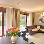 Modern At Perla *