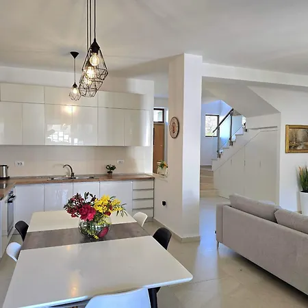 Modern At Perla