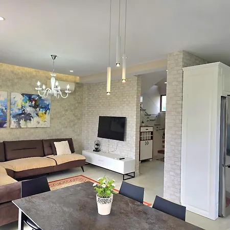 Modern At Perla