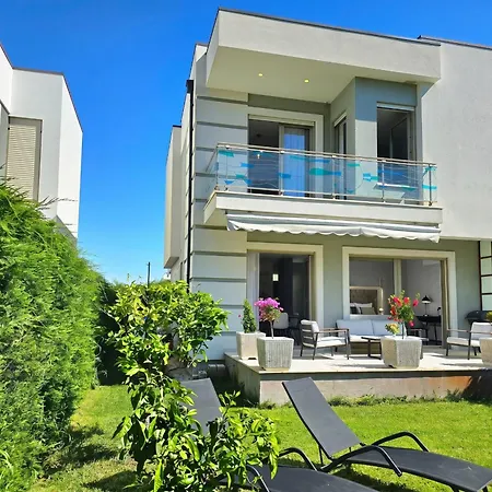 Villa Modern At Perla